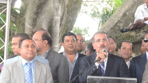 Danilo Medina habla a sus seguidores luego de visitar la tumba del dirigente político dominicano Juan Bosch.