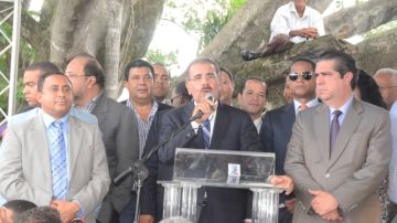 Danilo Medina habla a sus seguidores luego de visitar la tumba del dirigente político dominicano Juan Bosch.