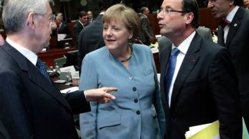 El presidente francés Hollande busca la introducción de eurobonos para paliar los efectos de la deuda.