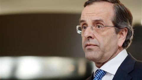 Antonis Samarás, líder conservador griego, aboga por que Grecia permanezca usando el euro como divisa.