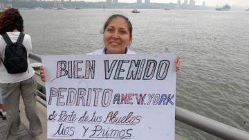 Mónica Maldonado, de Ecuador, con un cartel de bienenida para su sobrino Pedrito, que llegó en la embarcación 'Guayas' con motivo de la Semana Naval en Nueva York.