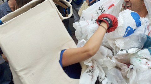 Activistas hacen una parodia sobre la batalla perdida de las bolsas de plastico contra las bolsas reciclables.