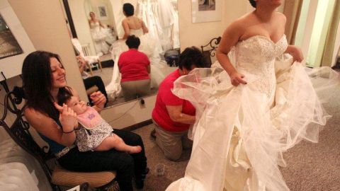 En la primavera de 2010, la mujer dijo que padecía de un cáncer terminal y que apenas le quedaban unos meses de vida, por lo que empezó a pedir donaciones para disfrutar de una boda de ensueño antes de morir.
