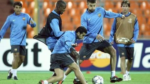 Jugadores del Barsa entre ellos Jonathan dos Santos (izq.) juegan con el balón durante la práctica previa al duelo ante Sporting.