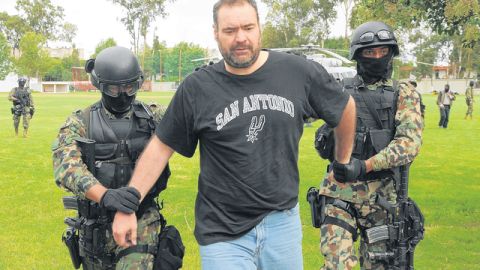 El presunto narcotraficante, Sergio Villarreal Barragán, alias "el Grande", es escoltado por miembros del Ejército mexicano.