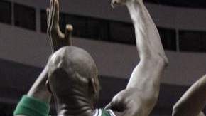 Jrue Holiday, de los 76ers, fue clave ayer  para Filadelfia, aquí se apres- ta a encestar sobre la marca de Kevin Garnett y Mickael Pietrus.