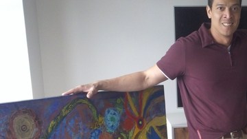 Arid Orozco muestra algunos de los cuadros que ha elaborado en su estudio.