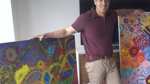 Arid Orozco muestra algunos de los cuadros que ha elaborado en su estudio.