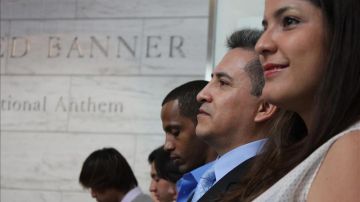 En primer plano, Carla Zamora y a su derecha Richard Vacaflor Rosales sonrien hoy durante el día de su naturalización.