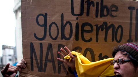 Cientos de personas manifestaron su repudio a la presencia de Álvaro Uribe en Buenos Aires y las políticas que llevó a cabo en Colombia.
