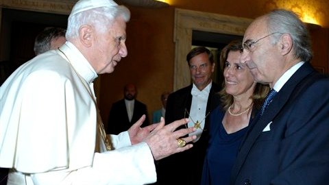 Gotti Tedeschi (derecha) fue destituido gracias mediante un voto de censura por parte del consejo supervisor del Banco Vaticano.