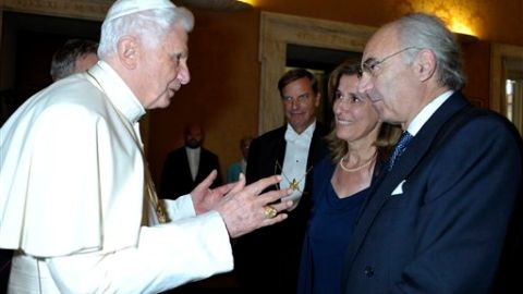 Gotti Tedeschi (derecha) fue destituido gracias mediante un voto de censura por parte del consejo supervisor del Banco Vaticano.