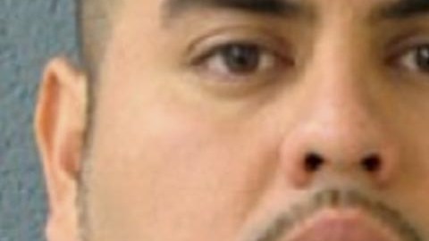 Las autoridades informaron que Jiménez, de 30 años, es buscado por homicidio en primer grado y se presume que se encuentra en México, posiblemente en el estado de Durango.