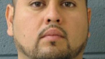 Las autoridades informaron que Jiménez, de 30 años, es buscado por homicidio en primer grado y se presume que se encuentra en México, posiblemente en el estado de Durango.