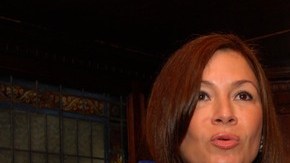 La Embajadora de Ecuador, Nathalie Cely, durante el anuncio del convenio.