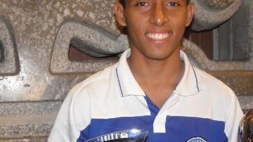 El futbolista playero 'Frank' Velásquez con los títulos que ha logrado.