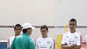 El entrenador de la selección mexicana 'Chepo' De la Torre da instrucciones a sus jugadores durante una práctica antes del viaje a Estados Unios.