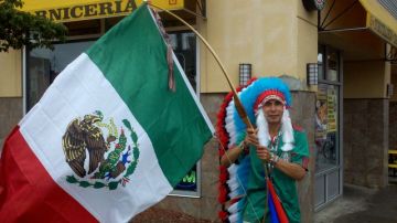 Félix Hidalgo, mexicano de Passaic, Nueva Jersey, dice ser un gran fanático de la selección mexicana. Entre inchas, él es conocido por su tambor y penacho.