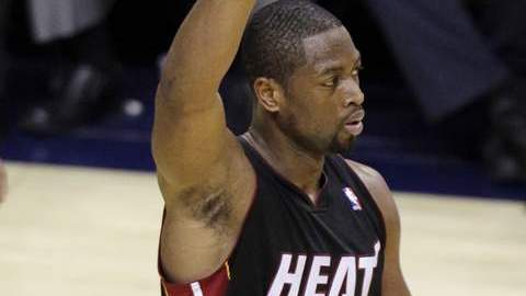 Dwyane Wade, autor de 41 puntos, celebra luego de ser fauleado ayer en el juego.
