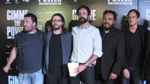 Los integrantres de Molotov posan con Olallo Rubio (segundo desde la izq.) director de 'Gimme the power'.