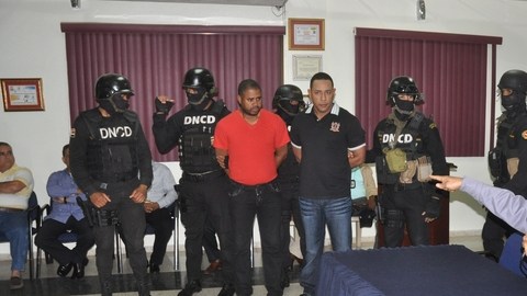 El mayor general Rolando Rosado Mateo muestra al primer teniente Máximo Ramírez  y al segundo teniente Elvin Fulgencio Calderón expulsados del organismo.
