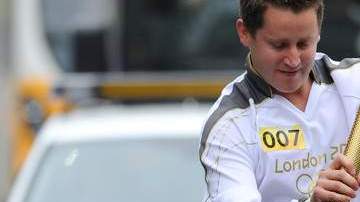 Patrick Sheehy  salta de emoción al tomar el relevo de la antorcha  entre Gloucester y Hartpury.