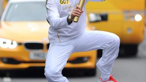 Patrick Sheehy  salta de emoción al tomar el relevo de la antorcha  entre Gloucester y Hartpury.