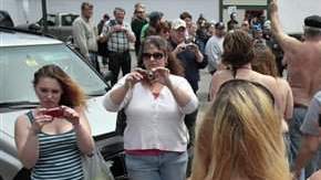 Quienes impulsan el proyecto fotográfico afirman que no hay delito en que las mujeres anden por la ciudad con los senos al aire y se amparan en una orden judicial emitida por la Corte del Condado de Monroe, en el 1992.