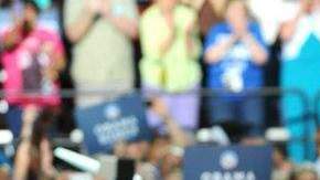 Barack Obama saluda a sus seguidores durante un evento de campaña en Des Moines.