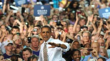 Barack Obama saluda a sus seguidores durante un evento de campaña en Des Moines.