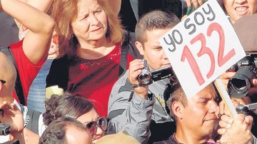 El activista y poeta mexicano Javier Sicilia se unió  a la marcha de universitarios.