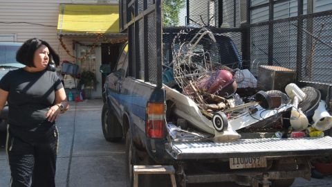 Erika maneja su camioneta por una ruta de posibles proveedores, donde además de metales consigue donaciones de ropa en muy buen estado, bicicletas o juguetes.