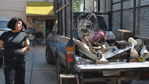 Erika maneja su camioneta por una ruta de posibles proveedores, donde además de metales consigue donaciones de ropa en muy buen estado, bicicletas o juguetes.