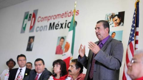 Militantes del PRI abrieron una oficina de ese partido en la Plaza México, en Lynwood.