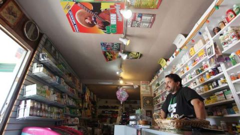 Emilio Castrellón trabaja por cuenta propia; su negocio se localiza en North Hollywood. Para personas como él, la SBA ofrece clases y asesoramiento gratuito en el área de Los Ángeles.
