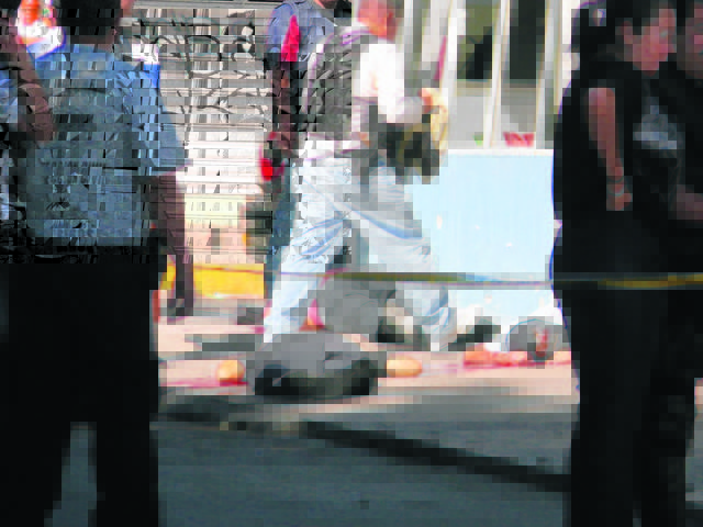 Policías y forenses recogen información en torno a la escena donde al menos 15 jóvenes fueron asesinados el  miércoles 27 de octubre de 2010, en la ciudad de Tepic.