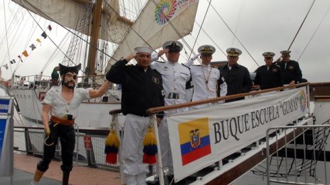 Parte de la tripulación del buque de bandera ecuatoriana "Guayas" a su arribo a la Gran Manzana.