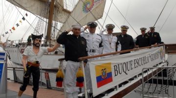 Parte de la tripulación del buque de bandera ecuatoriana "Guayas" a su arribo a la Gran Manzana.