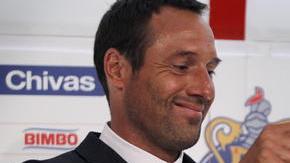 John Van't Schip (izq.) observa la camiseta que defenderá con el plantel rojiblanco; lo acompaña José Luis Real.