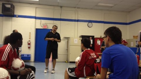 Fernando Fiore (al centro) charla con varios menores participantes de un programa educativo-deportivo en New Jersey, que se repetirá en Dallas y Chicago.