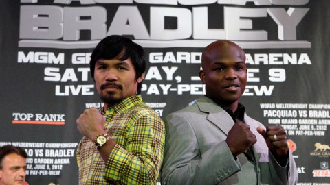 Manny Pacquiao (izq.) y Timothy Bradley (der.) en pose promocional para la pelea.