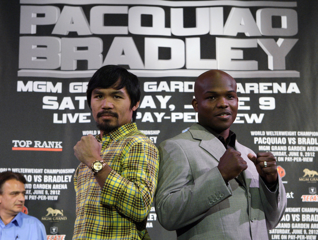 Manny Pacquiao (izq.) y Timothy Bradley (der.) en pose promocional para la pelea.