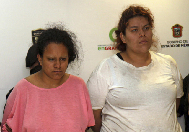 María del Carmen Ríos García, izq, y su hermana Yesenia Mayela Maciel, fueron detenidas en Toluca.