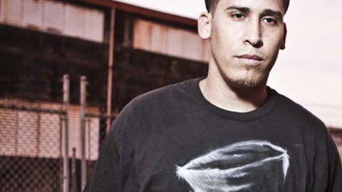 Miguel Bayón rinde homenaje con su trabajo a raperos boricuas.