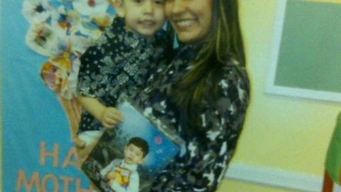 Dimelsa Pardo con su hijo Orlando, de tres años en brazos.