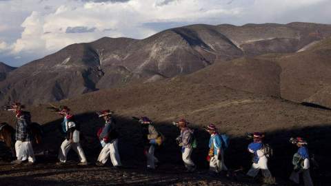 Huicholes recorren el territorio sagrado del Cerro del Quemado.
