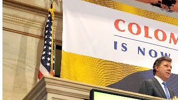 El presidente de Colombia, Juan Manuel Santos acompañado del jefe operativo del NYSE.