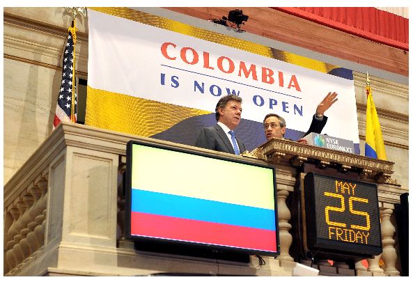 El presidente de Colombia, Juan Manuel Santos acompañado del jefe operativo del NYSE.
