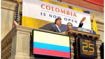El presidente de Colombia, Juan Manuel Santos acompañado del jefe operativo del NYSE.