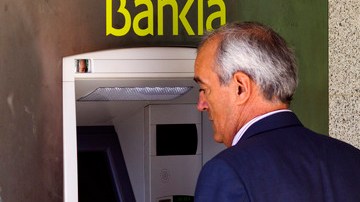 Un cliente de Bankia utilizaba ayer una máquina de transacciones de esa institución, en Madrid.